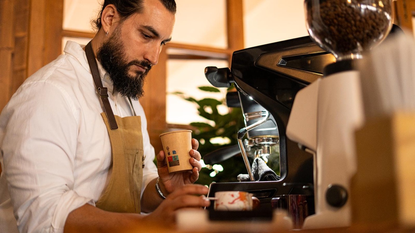 Mr You preparando café en la máquina